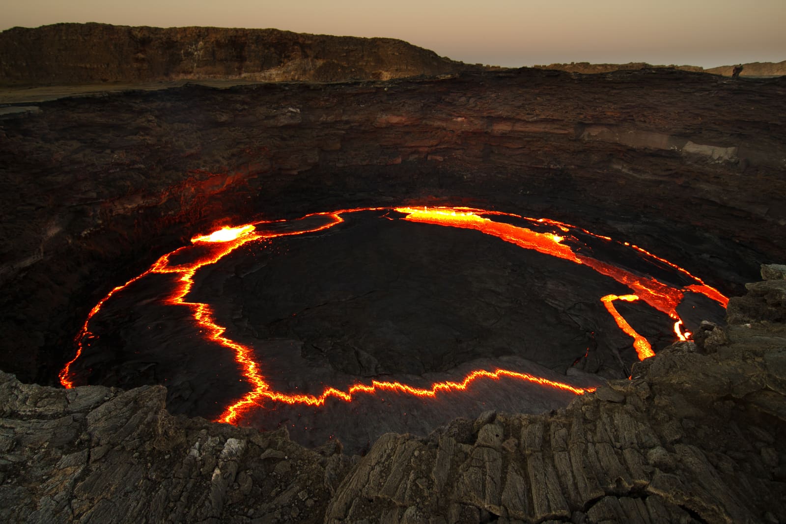 Lago di lava arancione incandescente nella caldera scura dell’Erta Ale
