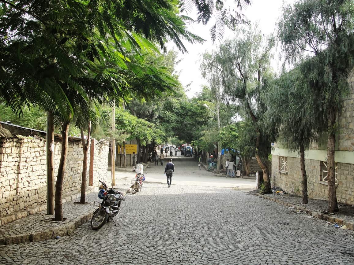 Strada di Mekele con camion, carretti ed edifici bassi