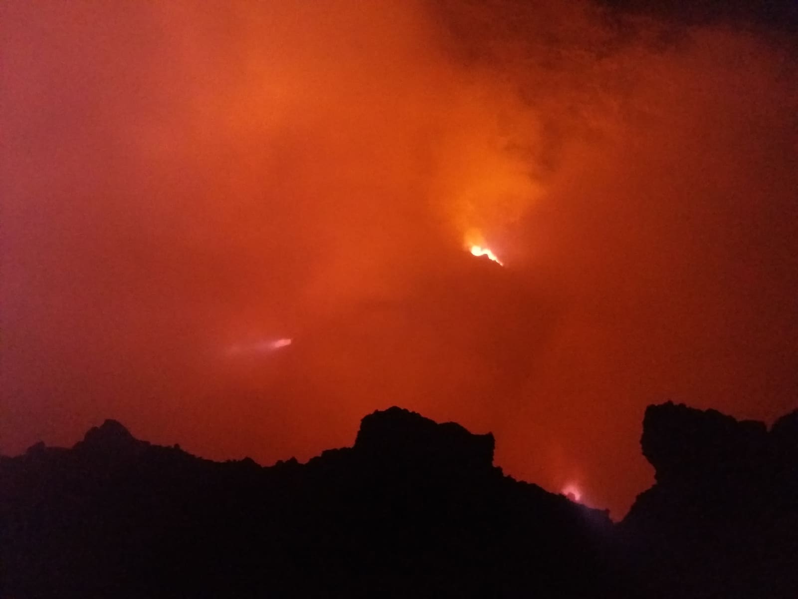Rotes Glühen des Erta-Ale-Kraters am Nachthimmel