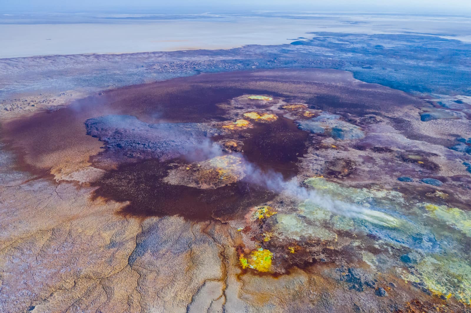 Luftaufnahme der violetten und gelben Mineralterrassen von Dallol