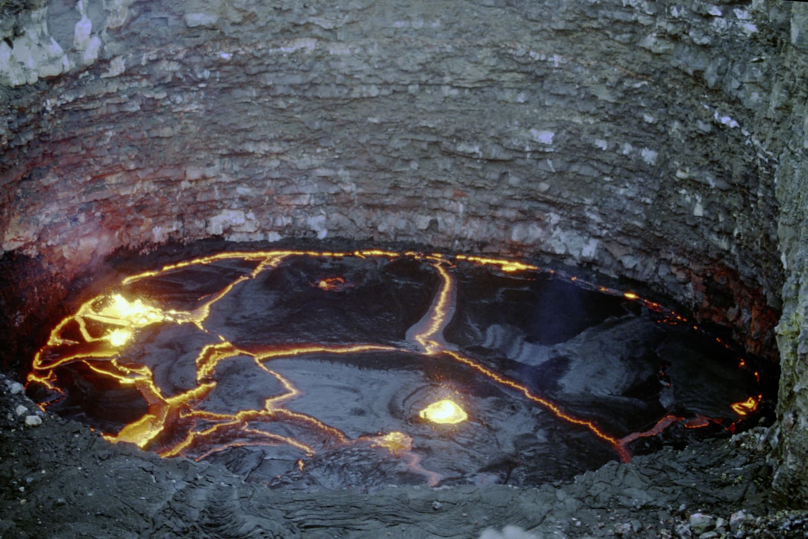 Glühend oranger Lavasee im Krater des Erta Ale bei Nacht
