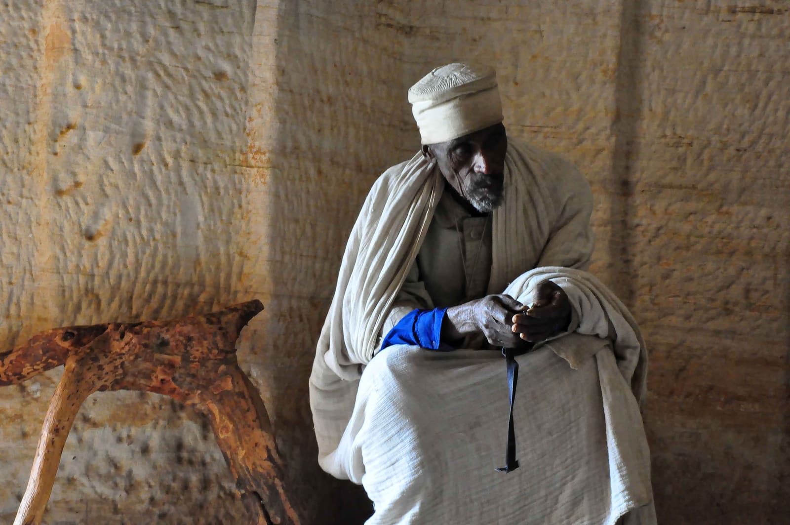 Priester in weißem Gewand an einer Felsenkirche im Gheralta-Massiv in Tigray